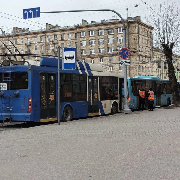 На углу Ленсовета и Типанова троллейбус и автобус не поделили поворот. Пассажиры показали последствия | Источник: Мегаполис | ДТП и ЧП 