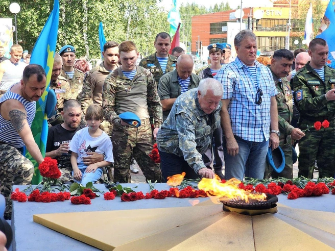 К мемориалам возложили красные гвоздики в память ушедшим | Источник: Юрий Чекунов / T.me