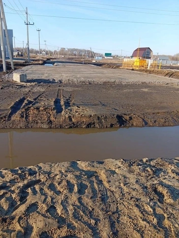 Вот такое водное препятствие преграждает путь с новой улицы на старую областную дорогу  | Источник: Мадина Хамитова
