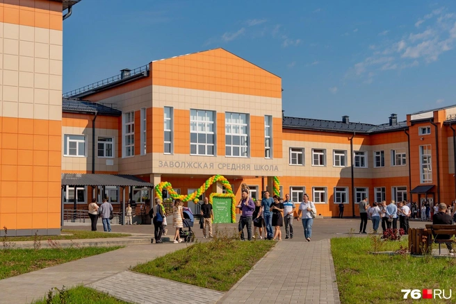 Заволжская школа оформлена в оранжевых цветах | Источник: Кирилл Поверинов / 76.RU
