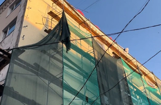 «Лицо разбито, шов накладывали»: в центре Кургана на пожилого мужчину упали строительные леса | Источник: Дмитрий