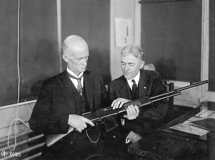 Джон Мозес Браунинг (слева) с автоматической винтовкой Browning 