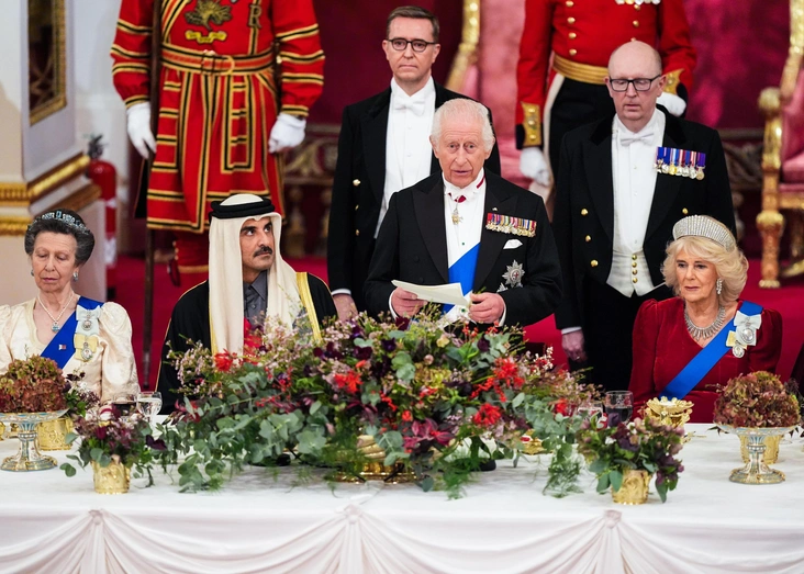 Принцесса Анна, эмир Катара Тамим, король Карл III и королева Камилла за столом во время банкета в честь дипломатического визита катарского правителя в Великобританию, 3 декабря 2024 года