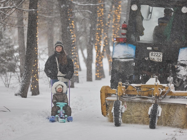 Многие горожане вышли на прогулку с детьми | Источник: Александр Ощепков / NGS.RU