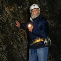 «Наверху решают, кто принесет ящик с вином»: как ленинградский геолог переехал в Австралию и совершал открытия в 96-летнем возрасте