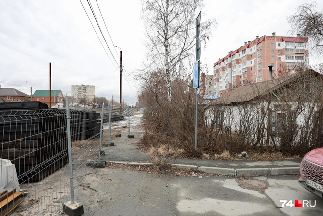 Забор перегораживает дорогу возле этого частного дома, первого среди жилых. Формально заходить за него нельзя | Источник: Михаил Шилкин