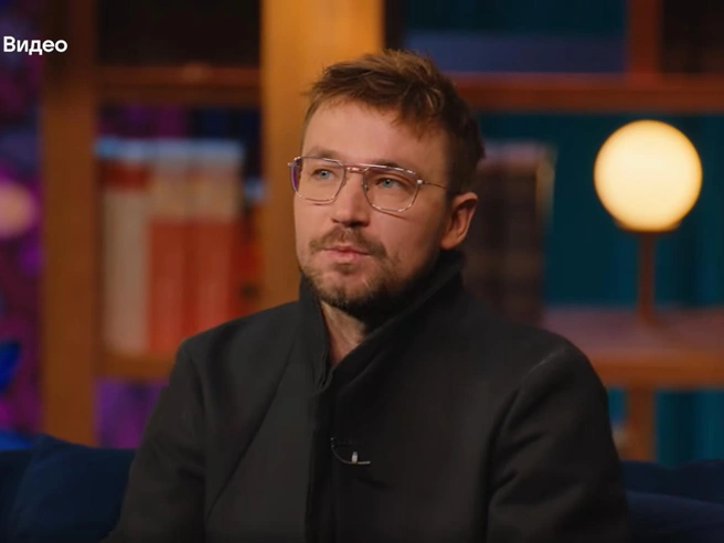 Александр Петров в программе «Кстати» объяснил, почему зрители выбирают фильмы о маньяках | Источник: шоу «Кстати», выпуск от 10.05.26, «ВКонтакте»