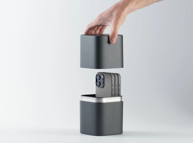 Капсула Фарадея VELTER для блокировки смартфоновКапсула VELTER создает для смартфонов замкнутое пространство по принципу клетки Фарадея: как только вы кладете телефон внутрь, он полностью теряет связь с внешним миром, без выключения и режима «в самолете». Это защищает от удаленного взлома и прослушки, а заодно помогает договариваться о «цифровой тишине» на встречах и дома, не отвлекаясь на уведомления. Внутрь помещается до восьми устройств, капсула не требует питания и может дополнительно оснащаться ультразвуковым джаммером, который блокирует запись разговоров с помощью микрофона.