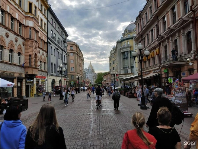 Самая известная улица Москвы — Арбат | Источник: Артем Гельм / 2ГИС