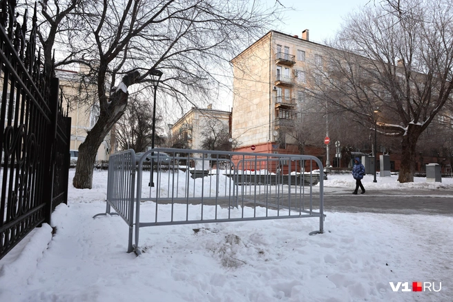 О том, что здесь стоял бюст первого российского императора, уже не напоминает ничего | Источник: Алексей Волхонский / V1.RU