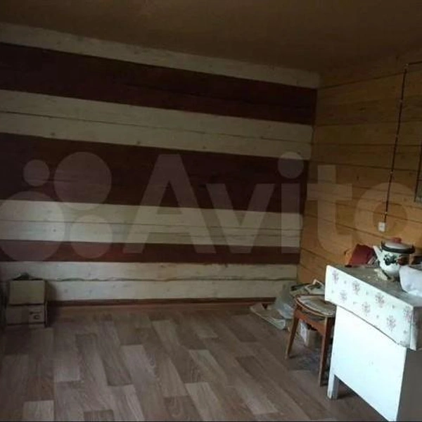 Мебель в домике тоже старая | Источник: avito.ru