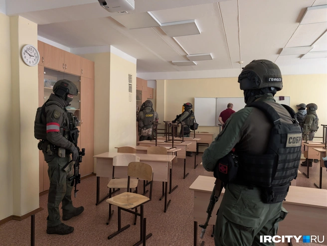 Изначально у бойцов была вводная, что террористов двое, но внутри, помимо женщины-заложницы, есть еще один подозрительный мужчина. Его тоже задерживают, так как есть информация, что преступников могло быть больше. | Источник: Алина Ринчино / «ИрСити»