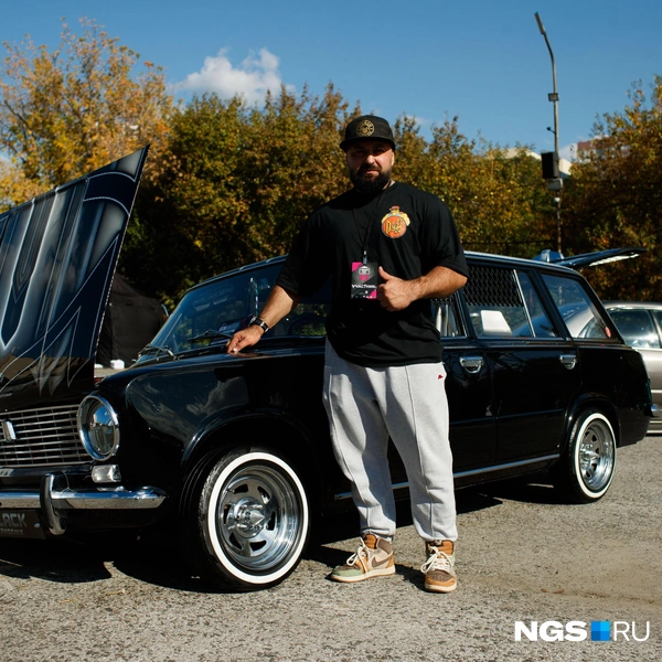 ВАЗ-2102: лоурайдер «Черный феникс». Автомобиль может менять клиренс и подпрыгивать | Источник: Андрей Бортко / NGS.RU