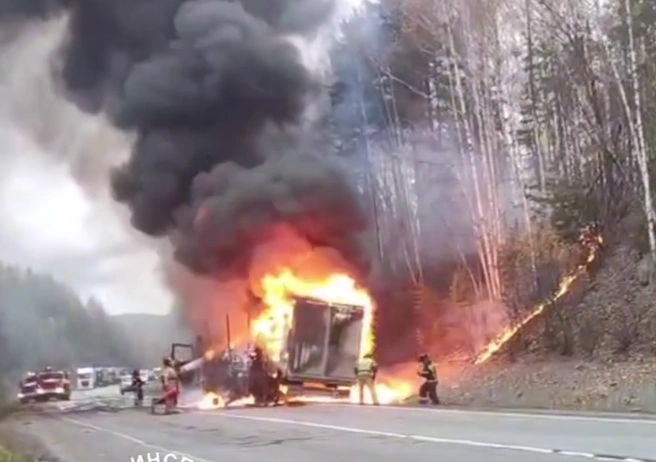 Мощный пожар тушили сотрудники МЧС | Источник: Госавтоинспекция Челябинской области / t.me