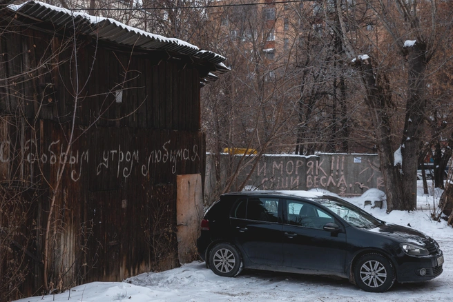 Перед домом — народное творчество. Пожелание доброго утра любимой и обращение к моряку | Источник: Наталья Лапцевич