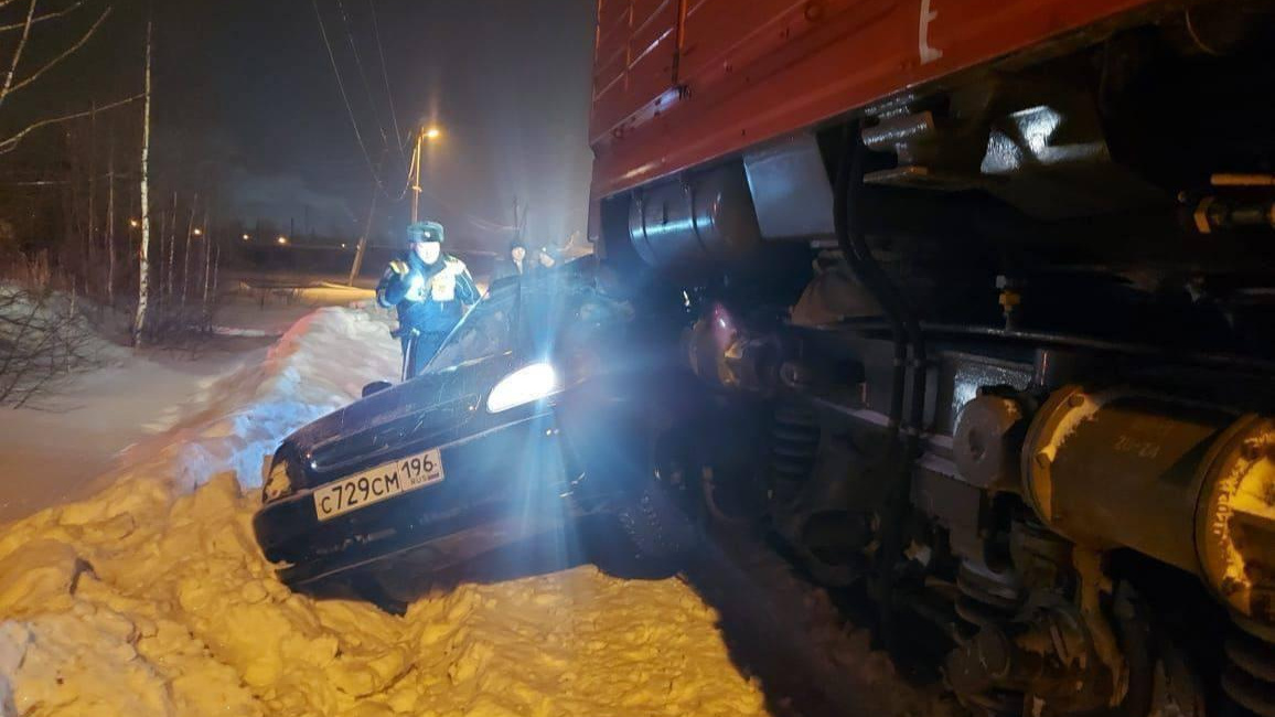 На Урале легковушка залетела под поезд. Пострадала молодая девушка 