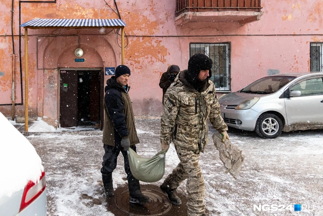 Так выносят землю со второго этажа  | Источник: Мария Ленц / NGS24.RU 