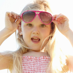 Нужны ли ребенку солнечные очки: мнение врача