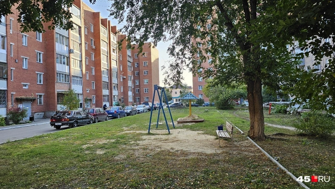 Детская площадка в одном из дворов Западного | Источник: Дарья Никитченко / 45.RU