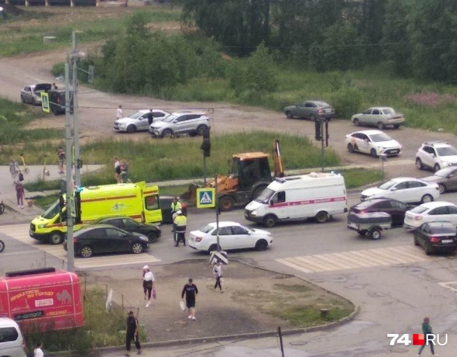 На место аварии приехали сразу две машины с медиками | Источник: читатель 74.RU