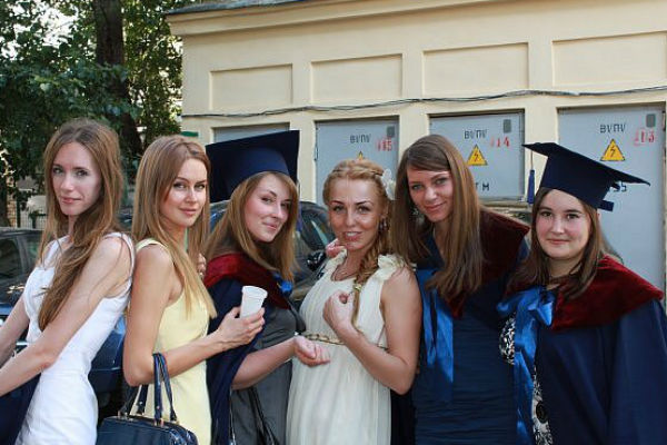Марина Африкантова (вторая слева) с одногруппницей Майей Каленовой (третья справа) и подружками- выпускницами