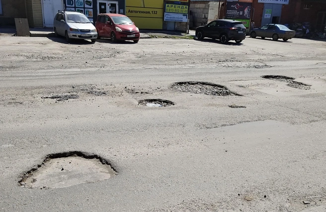 Дорожное полотно стало проваливаться после ремонта труб | Источник: Читатель НГС Андрей