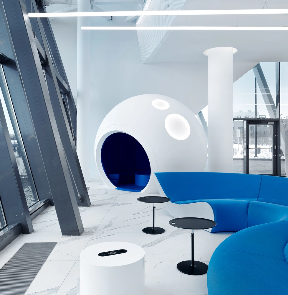 Диван Circle, Walter Knoll. «Детская капсула» из акрилового камня сделана на заказ в компании Smile. Световые конструкции, Baufon. Цилиндрический столик с зарядным устройством выполнен по эскизам архитекторов. | Источник: Сергей Ананьев