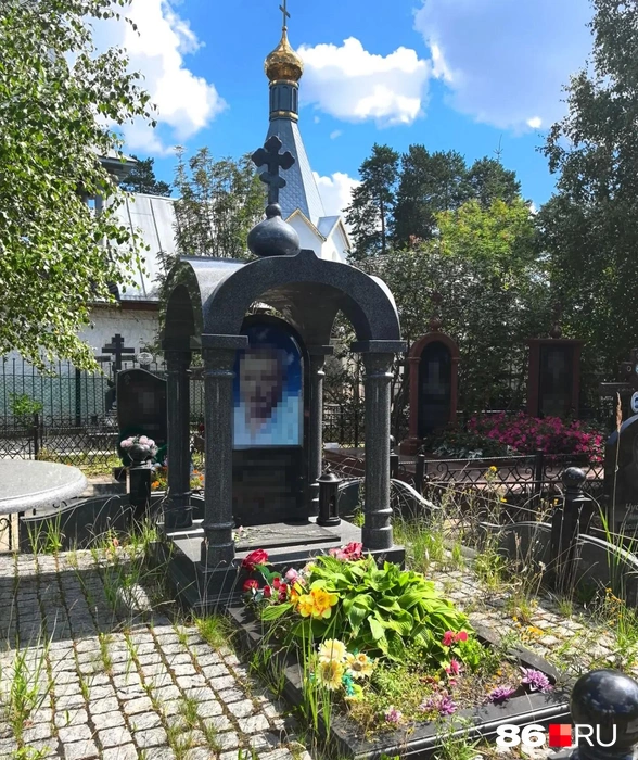 Еще одна современная тенденция — изображать на памятниках усопших цветные фотографии. Надгробный комплекс на могиле этого мужчины тоже выглядит весьма внушительно | Источник: Анастасия Шевякова / 86.RU