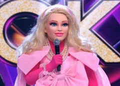 «Назвали чемоданом и карликом»: жюри пришлось извиняться после разоблачения Барби в шоу «Маска»