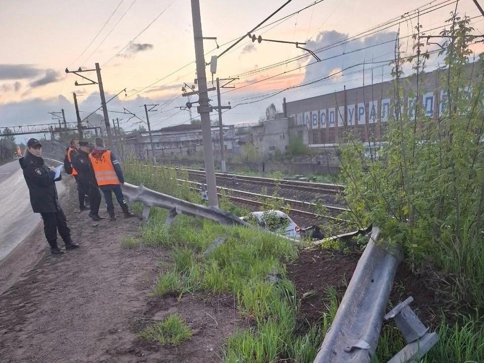 В Перми на рассвете нашли легковушку в логу на железнодорожных путях — как она там оказалась? 
