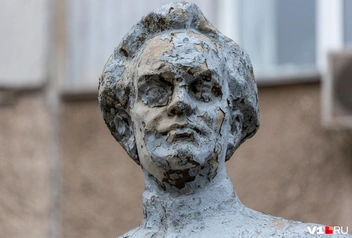 Долгое время памятник стоял с нечеловеческим лицом | Источник: Константин Завриков / V1.RU