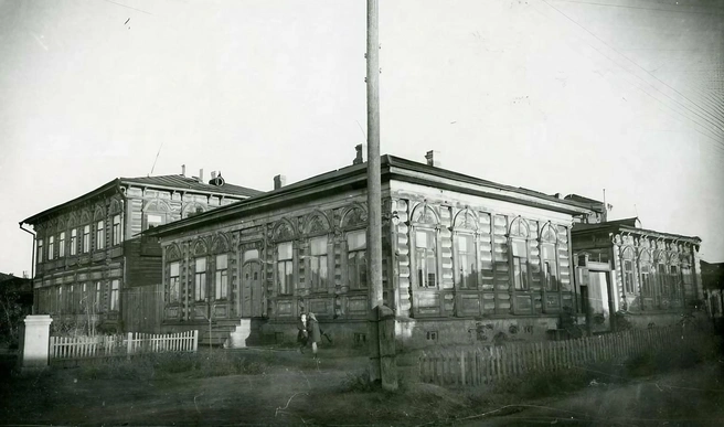 За несколько десятков лет тонкие черенки, высаженные возле забора, стали сильными деревьями | Источник: pastvu.com