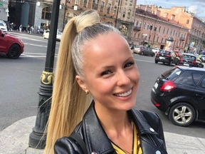 Колготкидегі әйелінің кискасы Ocean Malinka мүшесі