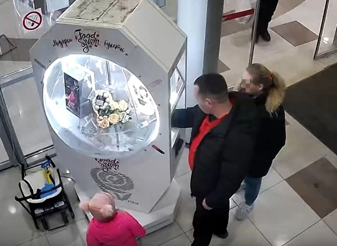 Пару с ребенком обвинили в воровстве со стенда в «Виктории Плазе» | ya62.ru