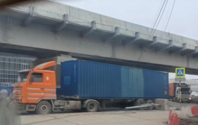 Из-за аварии заблокирован один из съездов с площади  | Источник: Елена Уткина / 2GIS