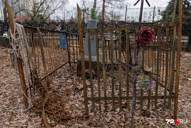 Тем временем могилы продолжают разрушаться. Кроме волонтеров, за ними давно никто не ухаживает | Источник: Ирина Шарова / 72.RU