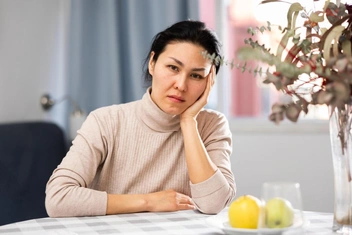 «Мне 35 лет, а отец ведет себя как абьюзер, унижает и „строит“ меня»