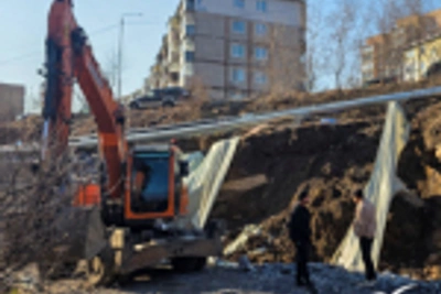 На Монтажной нашли течь при ремонте подпорной стены