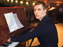 15-летний юноша без кистей рук стал пианистом