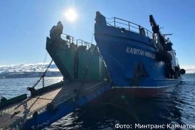 Второе судно с продуктами и лекарствами вышло в Палану