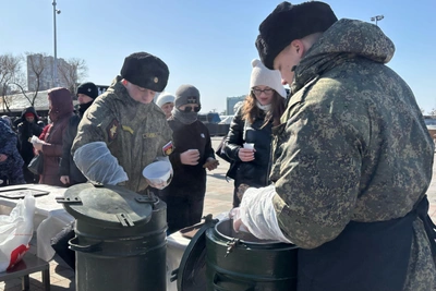 На Спортивной набережной Владивостока собралась очередь за солдатской кашей