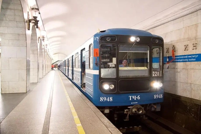 До 1971 года стены вагонов изнутри отделывали линкрустом&nbsp;— обоями с пластмассовым рельефом. Затем его сменил практичный и пожаробезопасный слоистый пластик. | Источник: ГУП «Петербургский метрополитен»