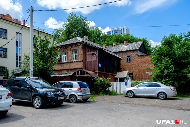 Дом № 13/1 объектом культурного наследия не является, поэтому по закону его можно снести