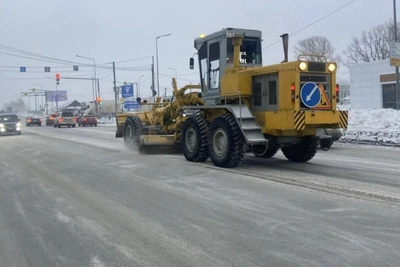 На трассах Новосибирска усилили работу из-за снегопада