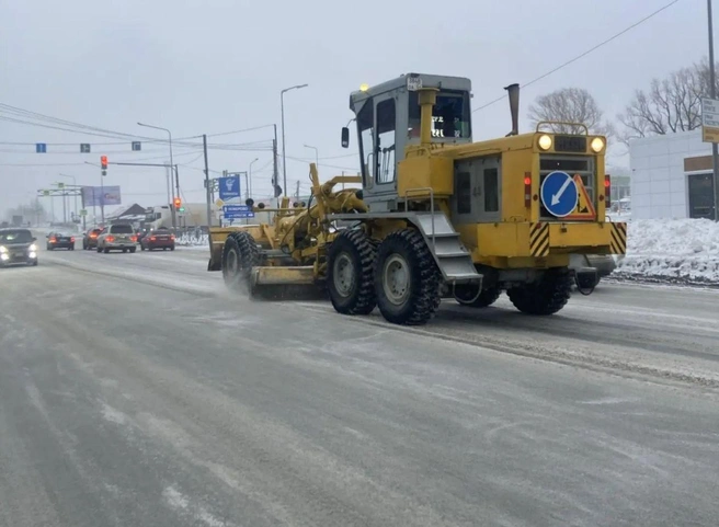 На дорогах работают больше 900 единиц техники | Источник: ТУАД Новосибирской области