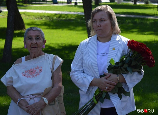 Замглавы Оренбурга&nbsp;— руководитель аппарата администрации города Надежда Чуклова (справа с цветами) | Источник: Анастасия Баринова / 56.RU
