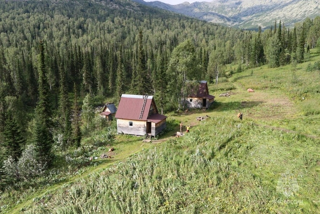 Спасатели прибыли за туристом на вертолёте | Источник: ГУ МЧС России по Республике Хакасия
