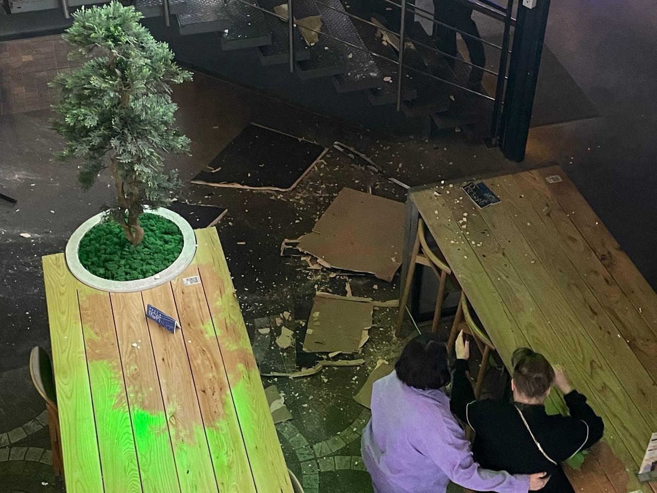 В торговом центре Архангельска с потолка рухнули панели: рядом сидел посетитель