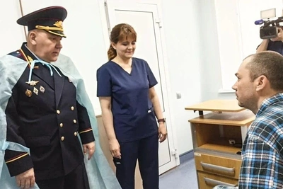 Глава оренбургской полиции посетил в больнице пострадавшего оперативника