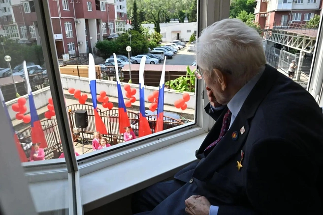 Для ветерана устроили концерт под окнами | Источник: sochi.ru